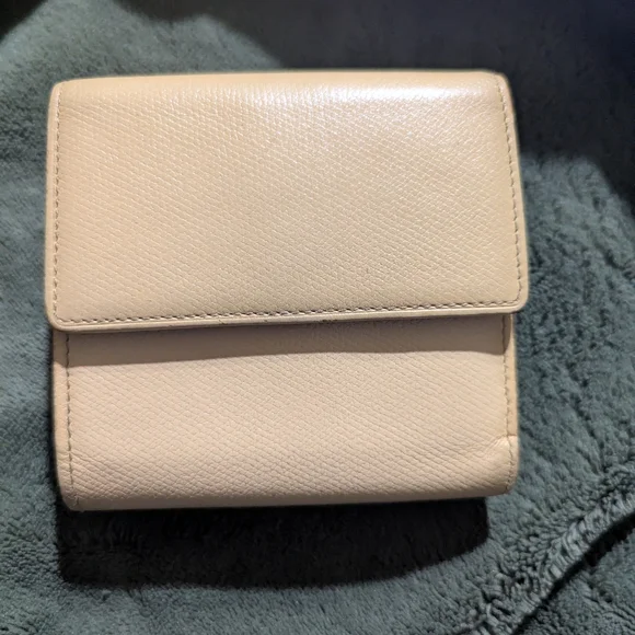 SALE CHANEL AUTHENTIC Cream Leather Compact Wallet with CC Logo Very Beautiful! - Picture 2 of 14